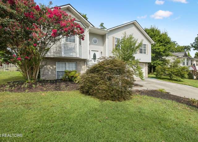 Property at 7447 Twin Brooks Blvd, Knoxville, TN 37918, 3 beds, 2.5 baths