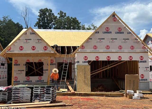 Property at 1736 Green Meadows Ln, Lenoir City, TN 37771, 3 beds, 3.5 baths