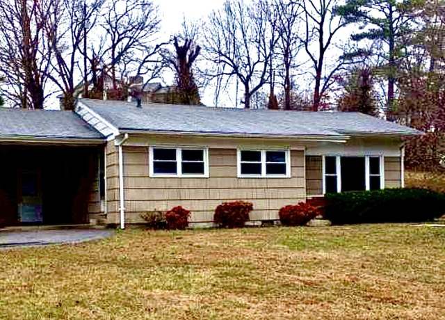 Property at 1005 Hollywood Dr, Middlesboro, KY 40965, 3 beds, 1 bath