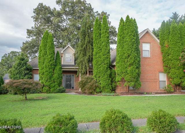 Property at 1015 Foxdale Dr, Maryville, TN 37803, 3 beds, 2 baths