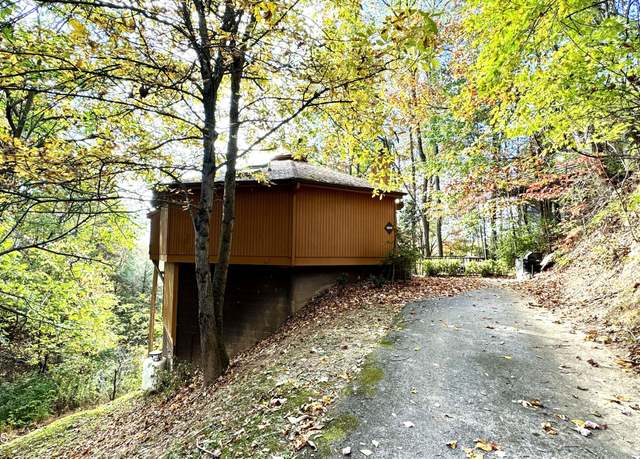 Property at 1036 E Foothills Dr, Gatlinburg, TN 37738, 2 beds, 3 baths