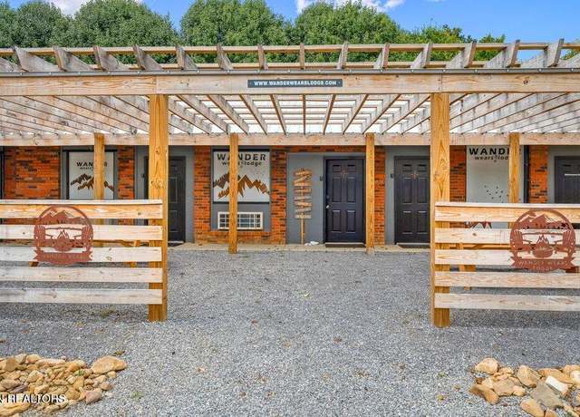 Property at 3804 Wears Valley Rd, Sevierville, TN 37862, 4 beds, 7 baths