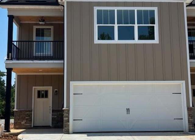 Property at 104 Lombardy Ln, Oak Ridge, TN 37830, 3 beds, 2.5 baths