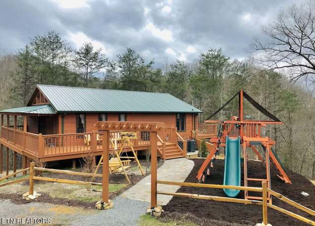 Property at 3126 Bear Mountain Ln, Sevierville, TN 37876, 4 beds, 3 baths