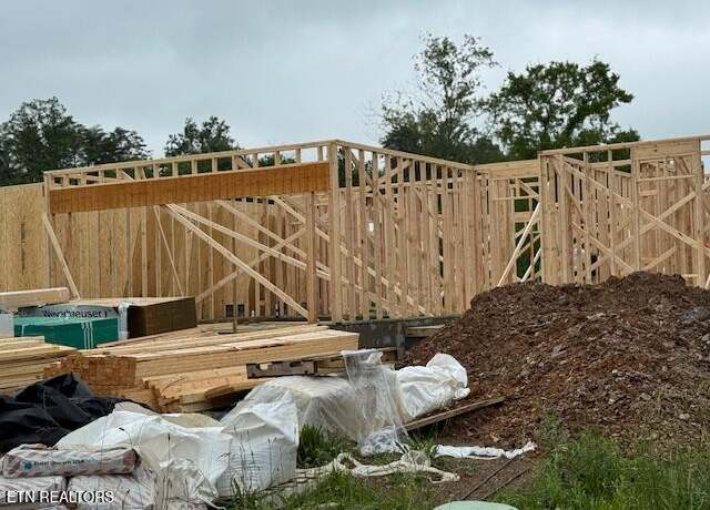 Property at 1308 Fort Craig Trl, Maryville, TN 37803, 4 beds, 3.5 baths