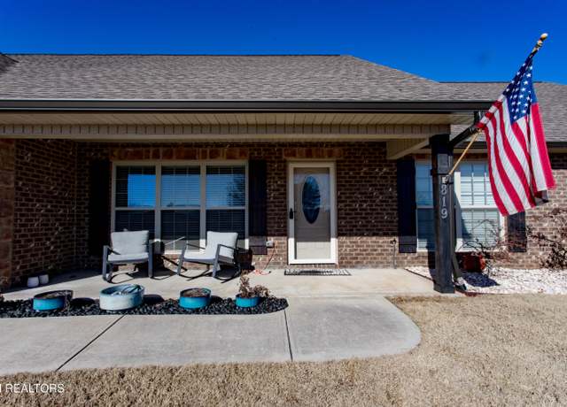 Property at 819 Royal View Dr, Maryville, TN 37801, 4 beds, 3 baths
