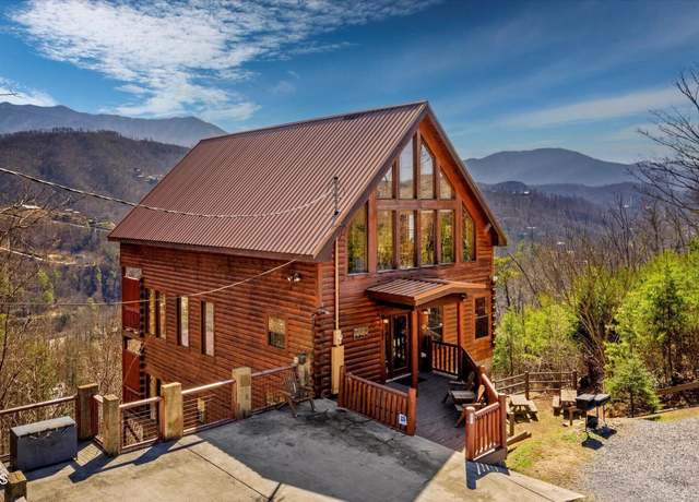 Property at 204 Pinnacle Dr, Gatlinburg, TN 37738, 4 beds, 4.5 baths