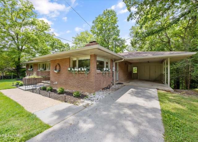 Property at 386 East Dr, Oak Ridge, TN 37830, 5 beds, 3 baths