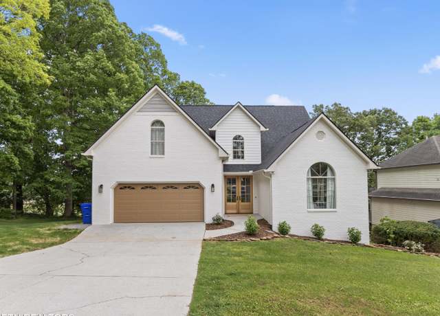 Property at 3700 S View Cir, Knoxville, TN 37920, 4 beds, 3.5 baths