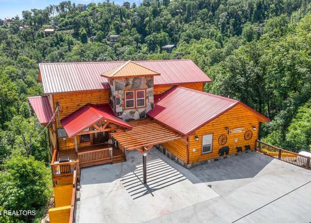 Property at 720 Pinecrest Dr, Gatlinburg, TN 37738, 7 beds, 5 baths