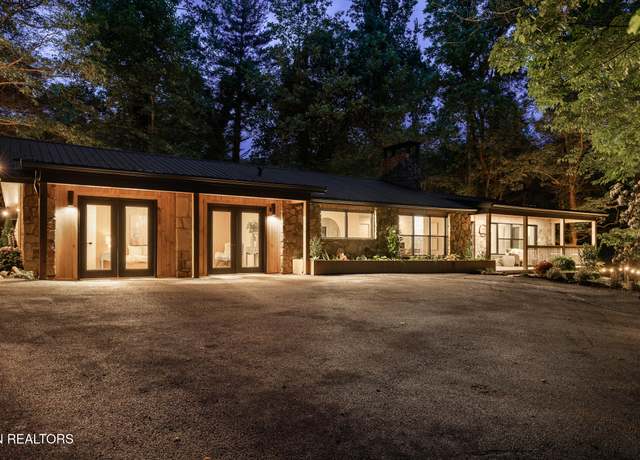 Property at 1008 Glades Rd, Gatlinburg, TN 37738, 5 beds, 4 baths