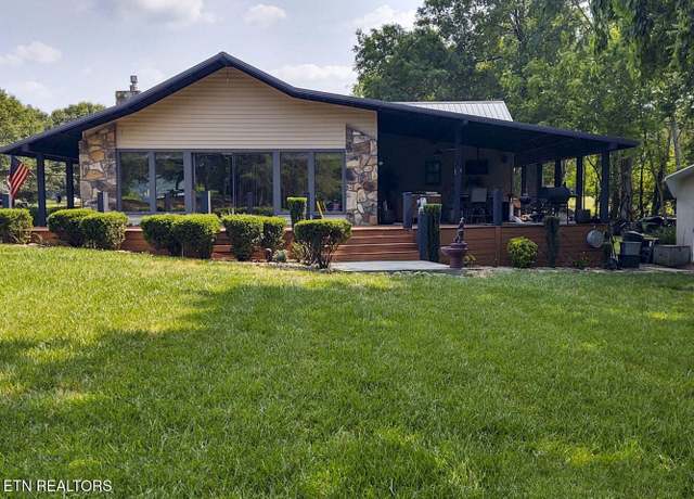 Property at 967 Holly Oaks Ln, Dandridge, TN 37725, 3 beds, 2 baths
