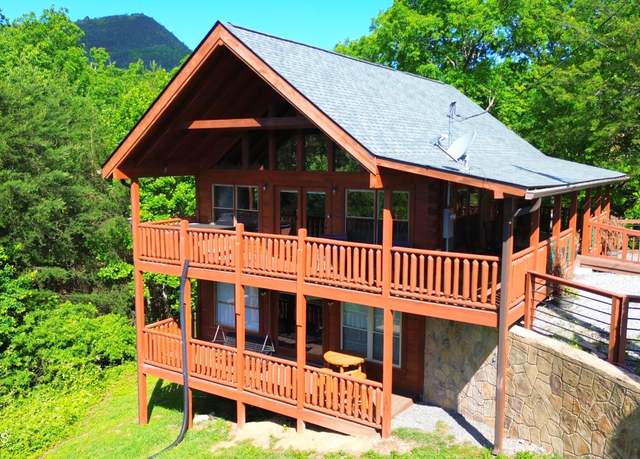 Property at 1713 Bear View Rd, Sevierville, TN 37876, 3 beds, 3.5 baths