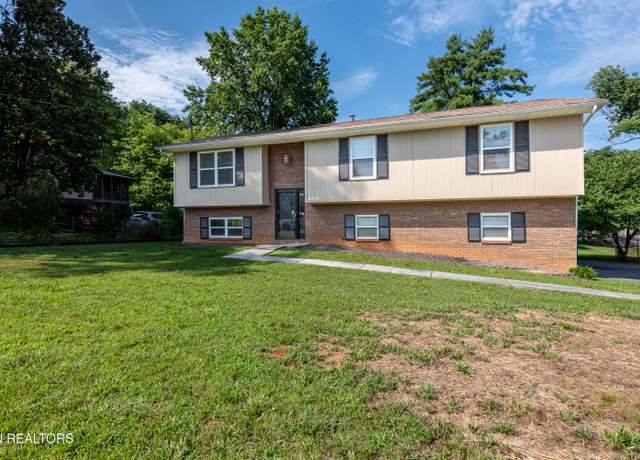 Property at 2423 Southview Dr, Maryville, TN 37803, 3 beds, 2.5 baths