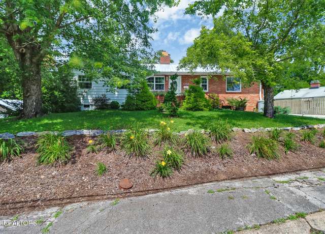 Property at 102 Tabor Rd, Oak Ridge, TN 37830, 3 beds, 2 baths