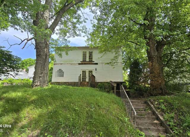 Property at 722 Trenton St, Harriman, TN 37748, 5 beds, 3 baths