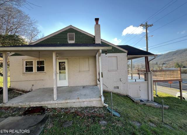 Property at 1015 W Chestnut St, Lafollette, TN 37766, 3 beds, 1 bath