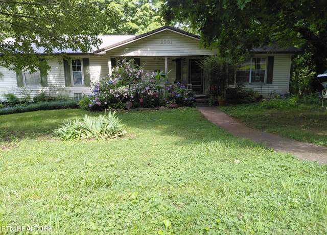 Property at 2001 Wayne Circle Cir, Maryville, TN 37804, 4 beds, 3.5 baths