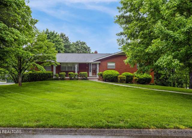 Property at 5710 Chesswood Dr, Knoxville, TN 37912, 3 beds, 2.5 baths
