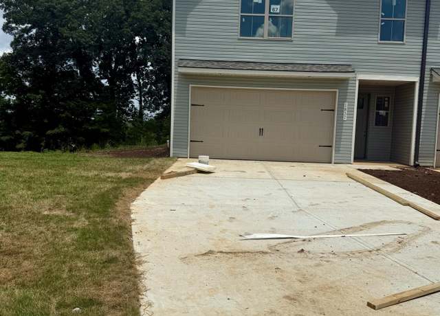 Property at 1832 Bennett Village Dr, Maryville, TN 37804, 3 beds, 2.5 baths