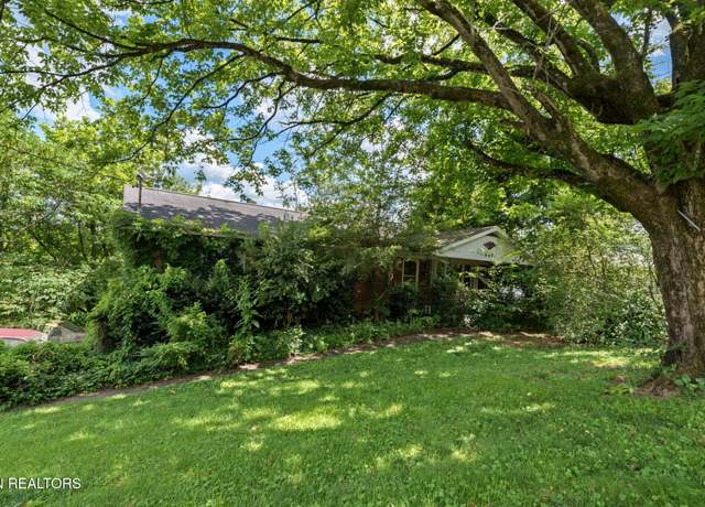 Property at 403 Hickory St, Clinton, TN 37716, 3 beds, 2 baths