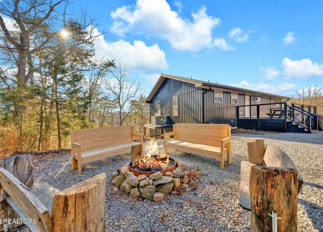 Property at 3003 Crestview Ct, Sevierville, TN 37862, 2 beds, 3 baths