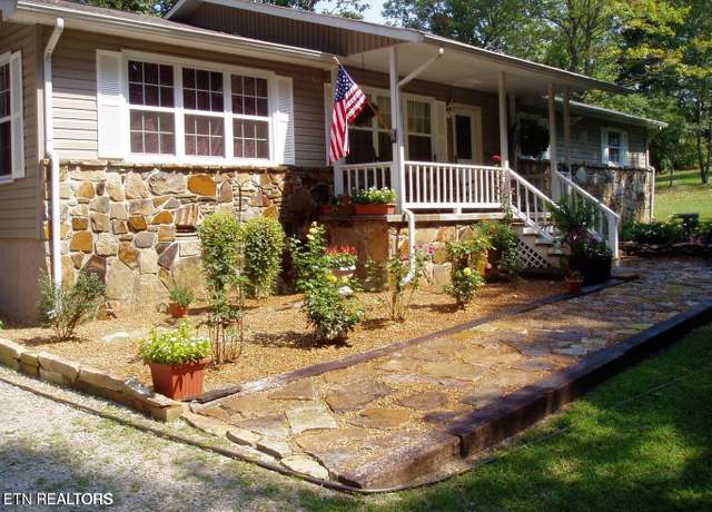 Property at 325 Norman Dr, Crossville, TN 38571, 3 beds, 2 baths