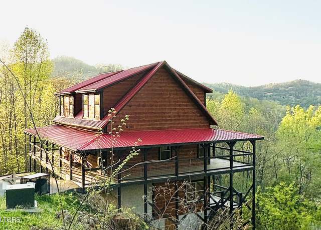 Property at 3305 Red Wolfe Rd, Sevierville, TN 37862, 4 beds, 5 baths