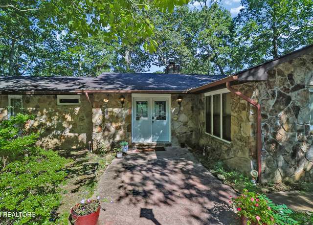 Property at 155 Meadowview Dr, Crossville, TN 38558, 4 beds, 2.5 baths