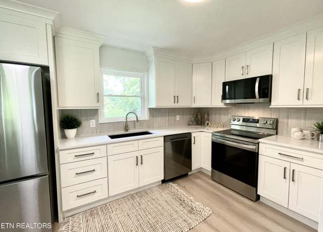 Property at 912 Naples Rd, Knoxville, TN 37923, 5 beds, 2.5 baths