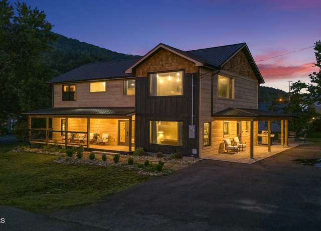 Property at 3204 Mayes Loop Rd, Pigeon Forge, TN 37863, 5 beds, 4.5 baths