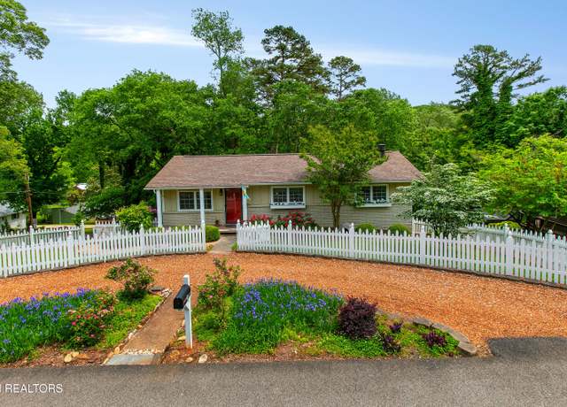 Property at 7200 Merriwood Dr, Knoxville, TN 37919, 3 beds, 2 baths