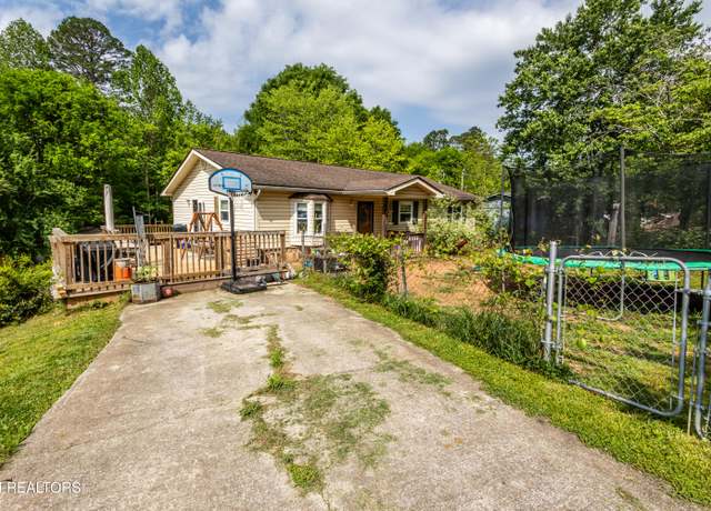 Property at 3223 Chilhowee Heights Rd, Maryville, TN 37803, 3 beds, 2.5 baths