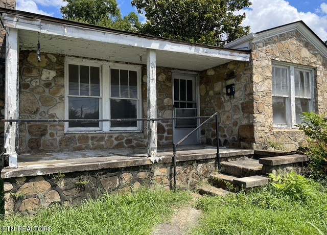 Property at 214 E Main St, Sevierville, TN 37862, 3 beds, 2 baths