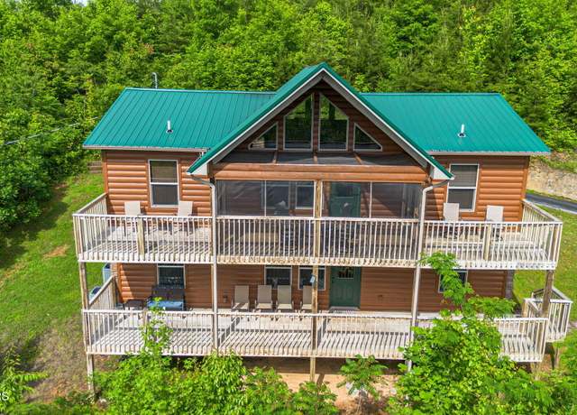Property at 1792 Paulas Huskey Cir, Sevierville, TN 37876, 4 beds, 4 baths