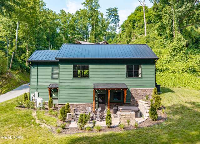 Property at 706 Kelly St, Gatlinburg, TN 37738, 4 beds, 4.5 baths