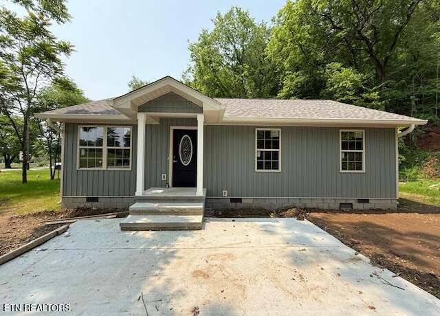 Property at 515 Hillcrest St, Clinton, TN 37716, 3 beds, 2 baths