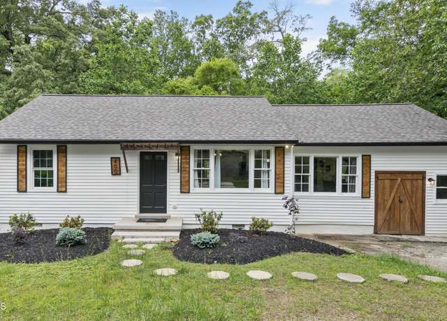 Property at 400 Oakcrest Rd, Knoxville, TN 37912, 3 beds, 2 baths