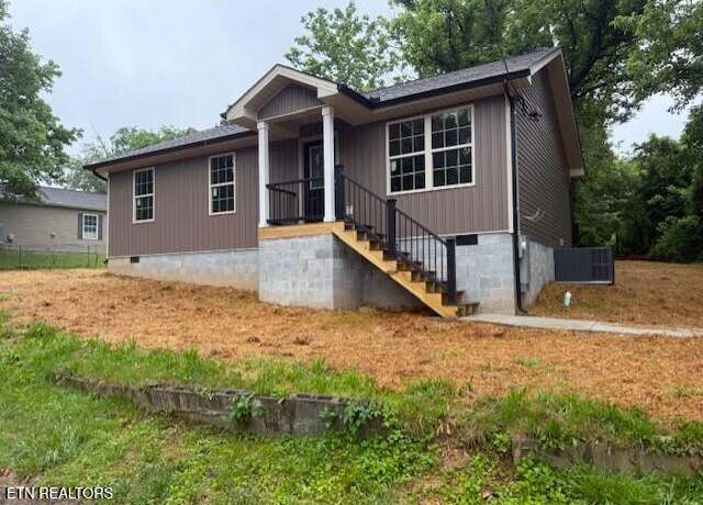 Property at 109 Ivy Ln, Oak Ridge, TN 37830, 3 beds, 2 baths