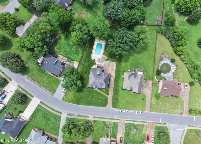 Property at 189 Lakeside Park Dr, Hendersonville, TN 37075, 5 beds, 2 baths