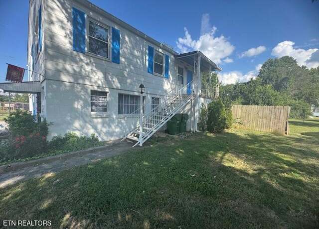 Property at 1406 Madison Ave, Maryville, TN 37804, 4 beds, 2 baths
