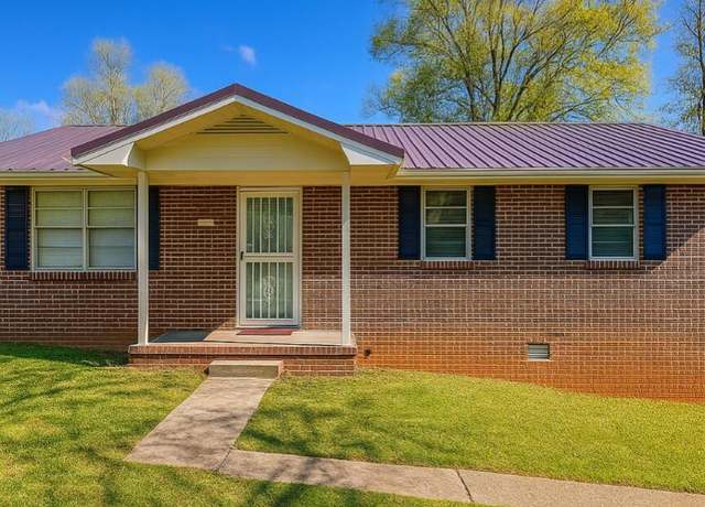 Property at 1652 Forest Heights Cir, Lenoir City, TN 37772, 2 beds, 2 baths