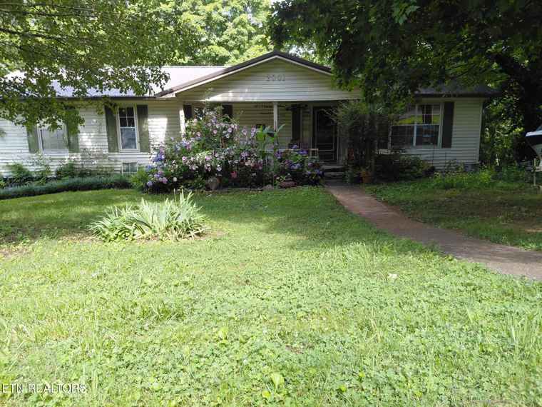 Photo of 2001 Wayne Circle Cir Maryville, TN 37804