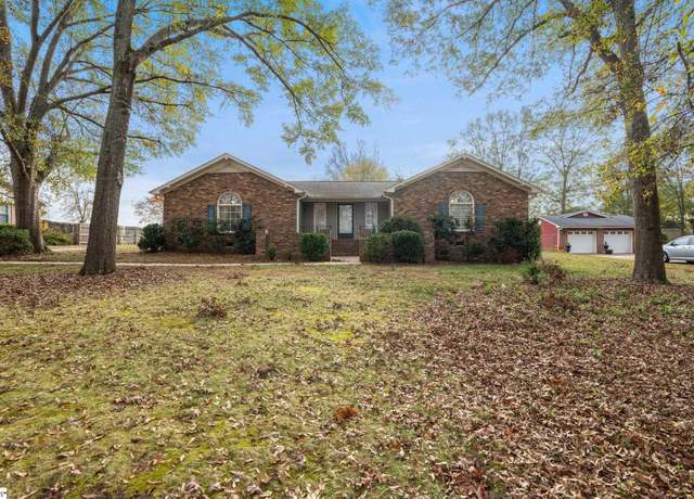 Property at 17 Carriage Dr, Greer, SC 29651, 3 beds, 2 baths