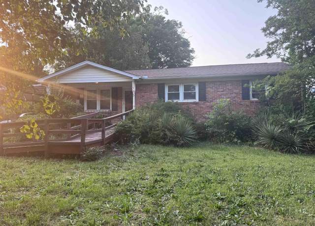 Property at 5 Crofton Dr, Greenville, SC 29605, 3 beds, 1.5 baths