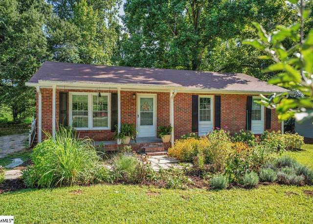 Property at 15 Queens St, Fountain Inn, SC 29644, 4 beds, 1.5 baths