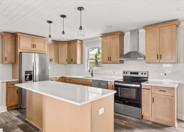 Property at 101 Fairview Dr, Greenville, SC 29609, 4 beds, 3 baths