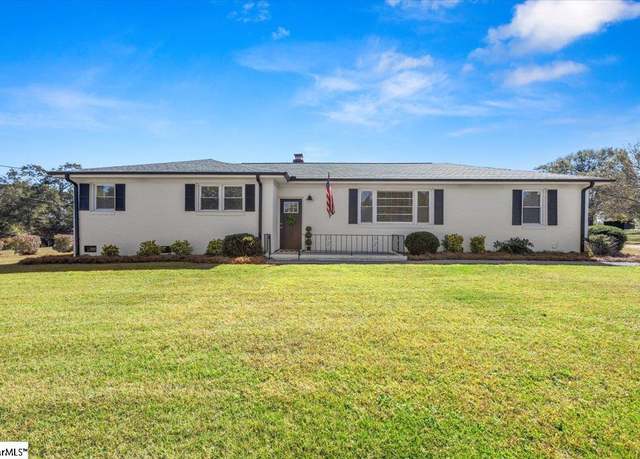 Property at 300 Elm Dr, Mauldin, SC 29662, 3 beds, 2 baths
