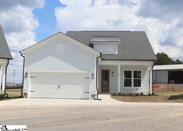 Property at 121 Cottage Ln, Greenwood, SC 29649, 2 beds, 2.5 baths