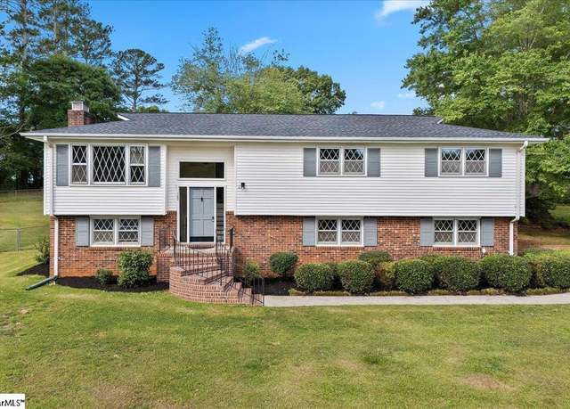 Property at 102 Willow Ct, Easley, SC 29642, 3 beds, 2.5 baths